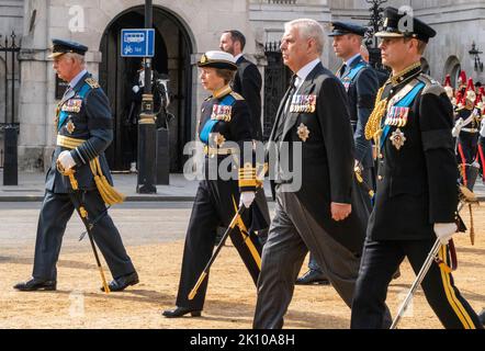 London, Großbritannien. 14. September 2022. Von links: Der britische König Charles III, Prinzessin Anne, Prinz Andrew, Prinz William und Prinz Edward folgen dem Sarg der britischen Königin Elizabeth, der vom Buckingham Palace zum Houses of Parliament für ihre im Staat liegende Frau in London, Großbritannien, am 14. September 2022 transportiert wird.Quelle: Rob Taggart/Alamy Live News Quelle: Rob Taggart/Alamy Live News Stockfoto