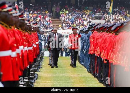 Präsident Uhuru Kenyatta Kenyan inspiziert seine letzte Ehrenwache als kenianischer Präsident im Moi International Sports Center in Kasarani, Nairobi, während er Dr. William Ruto als Präsident der Republik Kenia 5. vereidigt hat. (Foto von Boniface Muthoni / SOPA Images/Sipa USA) Stockfoto