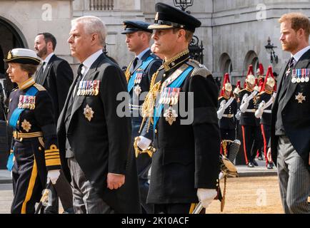 London, Großbritannien. 14. September 2022. Von links: Die britische Prinzessin Anne, Prinz Andrew, Prinz William, Prinz Edward und Prinz Harry, marschieren hinter dem Sarg der britischen Königin Elizabeth, während er vom Buckingham Palace zum Houses of Parliament für ihre im Staat liegende, in London, Großbritannien, transportiert wird, 14. September 2022.Quelle: Rob Taggart/Alamy Live News Quelle: Rob Taggart/Alamy Live News Stockfoto