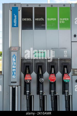 Benzinpumpe einer Tankstelle, AdBlue, Diesel, Heizöl, Super, Super E10, Benzin, Kraftstoffe, Düse, Display, Zapfsäule, Benzinpumpe, Stockfoto