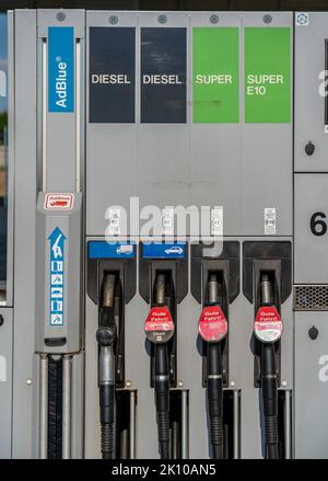 Benzinpumpe einer Tankstelle, AdBlue, Diesel, Heizöl, Super, Super E10, Benzin, Kraftstoffe, Düse, Display, Zapfsäule, Benzinpumpe, Stockfoto