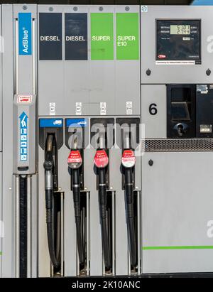 Benzinpumpe einer Tankstelle, AdBlue, Diesel, Heizöl, Super, Super E10, Benzin, Kraftstoffe, Düse, Display, Zapfsäule, Benzinpumpe, Stockfoto