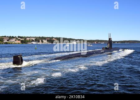 Groton, Usa. 02. September 2022. Das Schnellangriffs-U-Boot USS San Juan der US Navy der Los Angeles-Klasse durchfährt die Themse, als es am 2. September 2022 in Groton, Connecticut, in den Heimathafen der Naval Submarine Base New London, eintrifft. Quelle: MCS Joshua Karsten/USA Marines/Alamy Live News Stockfoto