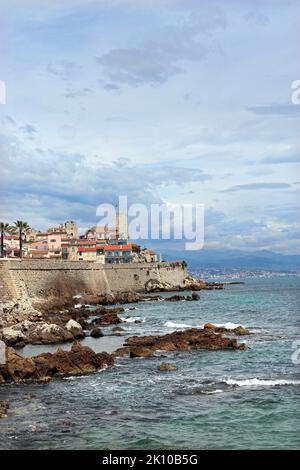 Ein Fernblick auf die Küstenstadt Antibes, der die Altstadt zeigt, die von einer Stadtmauer aus dem 16.. Jahrhundert umschlossen ist, die über dem Meer aufragen. Französische Riviera. Stockfoto