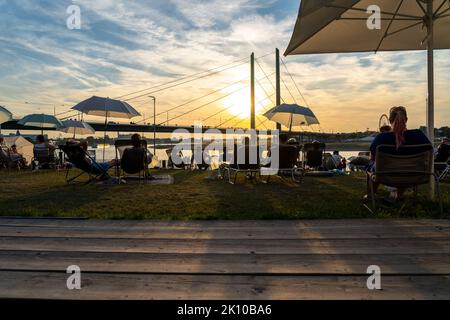 Der Stadtstrand am Rhein bei Düsseldorf, Uferpromenade, an der Rheinkniebrücke, Sunset Chillout, NRW, Stockfoto