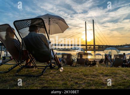 Der Stadtstrand am Rhein bei Düsseldorf, Uferpromenade, an der Rheinkniebrücke, Sunset Chillout, NRW, Stockfoto