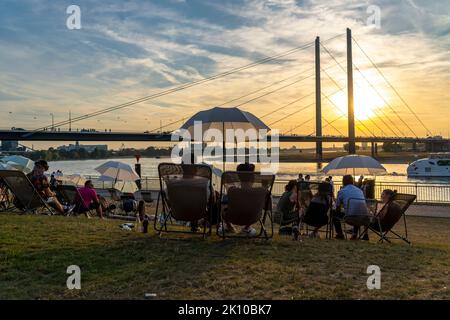 Der Stadtstrand am Rhein bei Düsseldorf, Uferpromenade, an der Rheinkniebrücke, Sunset Chillout, NRW, Stockfoto