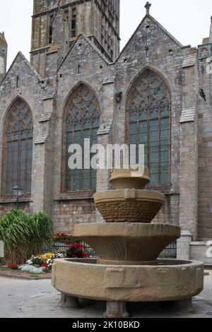 Antiker Steinbrunnen, Vasque de Keilinsky, vor der Kathedrale, die dem Heiligen Paul Aurelien gewidmet ist. Saint Pol de Leon, Frankreich Stockfoto