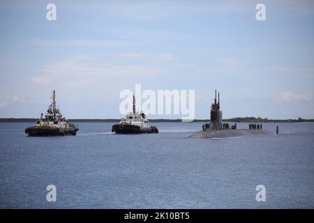 Apra Harbor, Usa. 15. Juli 2022. Schlepper eskortieren das Schnellangriffs-U-Boot USS Seawolf der U.S. Navy Seawolf-Klasse, das am 15. Juli 2022 zu einem Hafenbesuch in Apron Harbour, Guam, eintrifft. Kredit: MCS Darek Leary/U.S. Navy/Alamy Live News Stockfoto