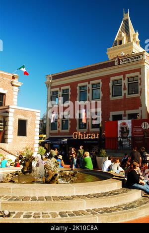 Touristen sitzen am Ghirardelli Square in San Francisco um den Andrea Fountain von Asawa Lee Stockfoto