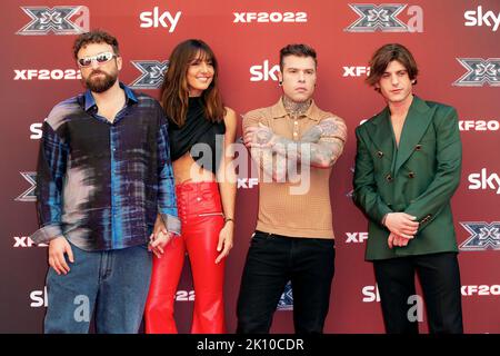 MAILAND, ITALIEN - SEP 13, 2022 : Dargen D’Amico, Ambra Angiolini, Fedez und Rkomi nehmen an der Pressekonferenz von X Factor Italy 2022 in der Region Pergolesi Teil Stockfoto