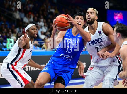 Berlin, Deutschland. 14. September 2022. Basketball: Europameisterschaft, Frankreich - Italien, K.O.-Runde, Viertelfinale, Mercedes-Benz Arena, Simone Fontecchio (M, Italien) gegen Guerschon Yabusele (L, Frankreich) und Rudy Gobert (R, Frankreich). Quelle: Soeren Stache/dpa/Alamy Live News Stockfoto