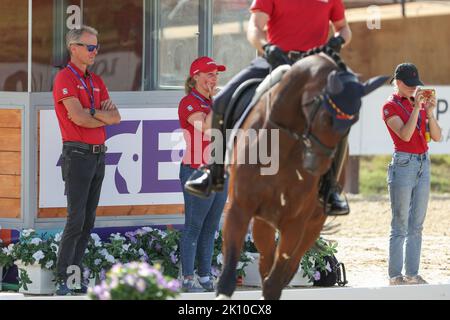 Rocca Di Papa, Italien. 14. September 2022. Pferdesport: Weltmeisterschaften, Eventing. Peter Thomsen (l.), Nationaltrainer der Deutschen eventers, blickt während eines Trainings darauf. Die deutschen Vielseitigkeitspferde sind fit für die WM in Italien. Die fünf vierbeinigen Pferde bestanden die Veterinärprüfung ohne Beanstandungen. Die Wettkämpfe des Triathlons beginnen am Donnerstag mit der Dressur. Nach dem Langlauf am Samstag wird die Entscheidung im Springen am Sonntag getroffen. Quelle: Friso Gentsch/dpa/Alamy Live News Stockfoto