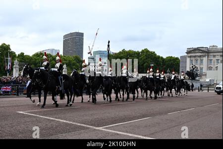 Am Mittwoch, dem 14. September, transportierte eine feierliche Prozession den Sarg Ihrer Majestät der Königin vom Buckingham Palace in die Westminster Hall in den Houses of Parliament , wo das Lügen-in-State begonnen hat. Ihre Majestät die Königin wird im Palace of Westminster bis Montag, den 19. September liegen. Mitglieder der Öffentlichkeit können besuchen, um Respekt zu zahlen. Stockfoto