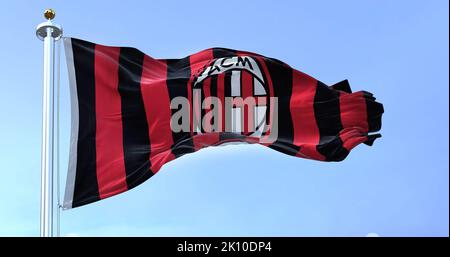Mailand, Italien, Juli 2022: Die Flagge der A.C. Mailand winkt an einem klaren Tag im Wind. Mailand ist ein professioneller Fußballverein mit Sitz in Mailand, Italien Stockfoto