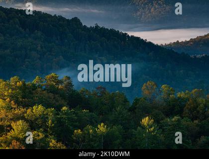 Vom Foothills Parkway, dem Great Smoky Mountains National Park, Tennessee, wird ein sonnenbeschiener Grat gezeigt Stockfoto