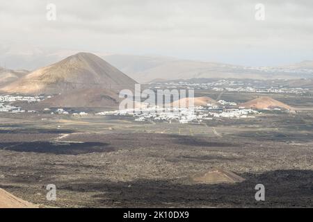 Vulkane, schwarze Lava und weiße Dörfer von Lanzarote von der Caldera Blanca aus gesehen Stockfoto