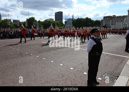 Am Mittwoch, dem 14. September, transportierte eine feierliche Prozession den Sarg Ihrer Majestät der Königin vom Buckingham Palace in die Westminster Hall in den Houses of Parliament , wo das Lügen-in-State begonnen hat. Ihre Majestät die Königin wird im Palace of Westminster bis Montag, den 19. September liegen. Mitglieder der Öffentlichkeit können besuchen, um Respekt zu zahlen. Stockfoto