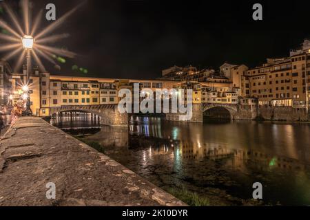 Ponte Vecchio bei Nacht in Florenz Stockfoto