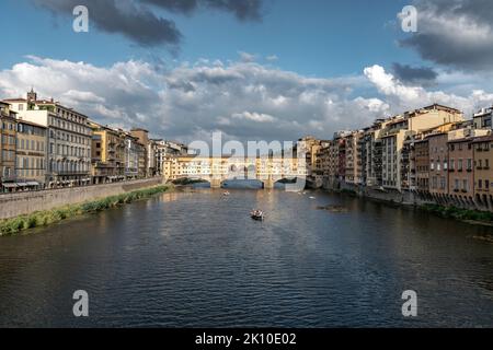 Blick auf Florenz mit der 'Ponte Vecchio' im Hintergrund und dem Arno Stockfoto