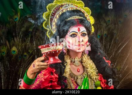 Verheiratete Frauen, die Dhunuchi-Tanz anlässlich der Durga Agomoni als Ritual aufführen, bedeckten den gesamten Bereich mit dem Heiligen Rauch. Stockfoto