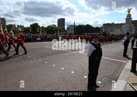 Am Mittwoch, dem 14. September, transportierte eine feierliche Prozession den Sarg Ihrer Majestät der Königin vom Buckingham Palace in die Westminster Hall in den Houses of Parliament , wo das Lügen-in-State begonnen hat. Ihre Majestät die Königin wird im Palace of Westminster bis Montag, den 19. September liegen. Mitglieder der Öffentlichkeit können besuchen, um Respekt zu zahlen. Stockfoto