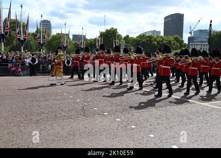 Am Mittwoch, dem 14. September, transportierte eine feierliche Prozession den Sarg Ihrer Majestät der Königin vom Buckingham Palace in die Westminster Hall in den Houses of Parliament , wo das Lügen-in-State begonnen hat. Ihre Majestät die Königin wird im Palace of Westminster bis Montag, den 19. September liegen. Mitglieder der Öffentlichkeit können besuchen, um Respekt zu zahlen. Stockfoto