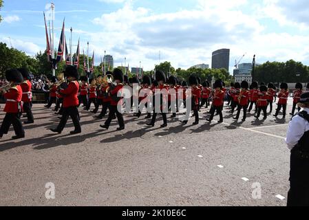 Am Mittwoch, dem 14. September, transportierte eine feierliche Prozession den Sarg Ihrer Majestät der Königin vom Buckingham Palace in die Westminster Hall in den Houses of Parliament , wo das Lügen-in-State begonnen hat. Ihre Majestät die Königin wird im Palace of Westminster bis Montag, den 19. September liegen. Mitglieder der Öffentlichkeit können besuchen, um Respekt zu zahlen. Stockfoto