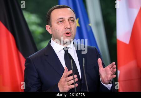 Berlin, Deutschland. 14. September 2022. Irakli Garibashvili, Premierminister von Georgien, spricht nach seinem Treffen mit Bundeskanzler Scholz im Bundeskanzleramt auf einer Pressekonferenz. Quelle: Bernd von Jutrczenka/dpa/Alamy Live News Stockfoto