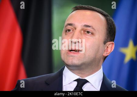 Berlin, Deutschland. 14. September 2022. Irakli Garibashvili, Premierminister von Georgien, spricht nach seinem Treffen mit Bundeskanzler Scholz im Bundeskanzleramt auf einer Pressekonferenz. Quelle: Bernd von Jutrczenka/dpa/Alamy Live News Stockfoto