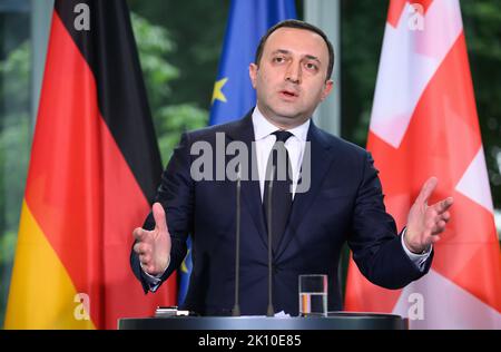 Berlin, Deutschland. 14. September 2022. Irakli Garibashvili, Premierminister von Georgien, spricht nach seinem Treffen mit Bundeskanzler Scholz im Bundeskanzleramt auf einer Pressekonferenz. Quelle: Bernd von Jutrczenka/dpa/Alamy Live News Stockfoto