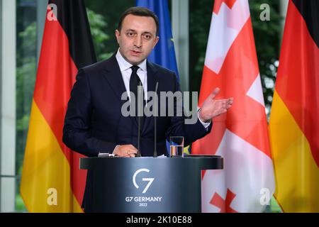 Berlin, Deutschland. 14. September 2022. Irakli Garibashvili, Premierminister von Georgien, spricht nach seinem Treffen mit Bundeskanzler Scholz im Bundeskanzleramt auf einer Pressekonferenz. Quelle: Bernd von Jutrczenka/dpa/Alamy Live News Stockfoto