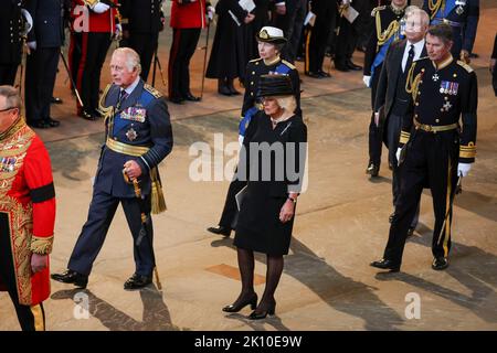 König Karl III. Und der Queen Consort, gefolgt von der Prinzessin Royal und dem Vizeadmiral Sir Tim Laurence und dem Herzog von York, gehen zusammen, als der Sarg von Königin Elizabeth II., der im Royal Standard mit der kaiserlichen Staatskrone oben drapiert ist, in der Westminster Hall, London, ankommt, Wo sie vor ihrer Beerdigung am Montag in einem Zustand liegen wird. Bilddatum: Mittwoch, 14. September 2022. Stockfoto