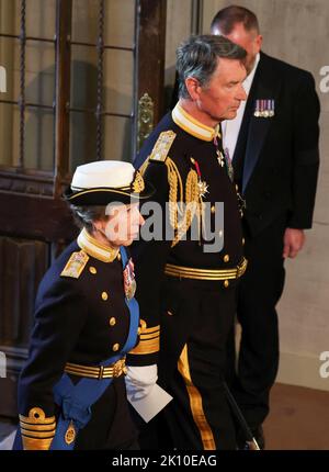 Die Königliche Prinzessin und der Vizeadmiral Sir Tim Laurence gehen zusammen, während der Sarg von Königin Elizabeth II., der im Royal Standard mit der Krone des Kaiserlichen Staates auf der Oberseite drapiert ist, in der Westminster Hall in London ankommt, wo er vor ihrer Beerdigung am Montag im Zustand liegen wird. Bilddatum: Mittwoch, 14. September 2022. Stockfoto