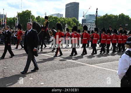 Am Mittwoch, dem 14. September, transportierte eine feierliche Prozession den Sarg Ihrer Majestät der Königin vom Buckingham Palace in die Westminster Hall in den Houses of Parliament , wo das Lügen-in-State begonnen hat. Ihre Majestät die Königin wird im Palace of Westminster bis Montag, den 19. September liegen. Mitglieder der Öffentlichkeit können besuchen, um Respekt zu zahlen. Stockfoto