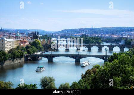 Blick auf die Brücken auf dem Fluss Vlatva in der tschechischen Stadt Prag aus dem Sommergarten. Stockfoto