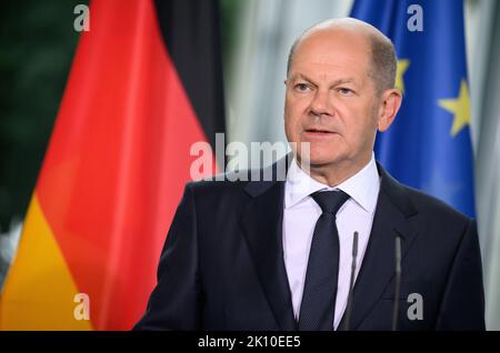 Berlin, Deutschland. 14. September 2022. Bundeskanzler Olaf Scholz (SPD) spricht bei einer Pressekonferenz nach seinem Treffen mit dem georgischen Ministerpräsidenten Garibashvili im Bundeskanzleramt. Quelle: Bernd von Jutrczenka/dpa/Alamy Live News Stockfoto