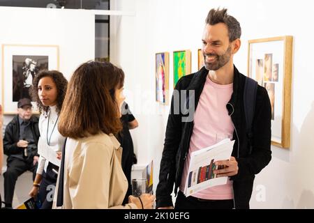 REDAKTIONELLE VERWENDUNG NUR Stefan Olsdal von Placebo besucht eine Ausstellung mit Fotos von Mick Rock aus Moonage Daydream - The Life and Times of Ziggy Stardust, Als Genesis Publications eine spezielle Jubiläumsausgabe des Buches veröffentlicht, um 50 Jahre seit Bowie veröffentlicht The Rise and Fall of Ziggy Stardust and the Spiders from Mars, in der Atlas Gallery in London. Ausgabedatum: Mittwoch, 14. September 2022. Stockfoto