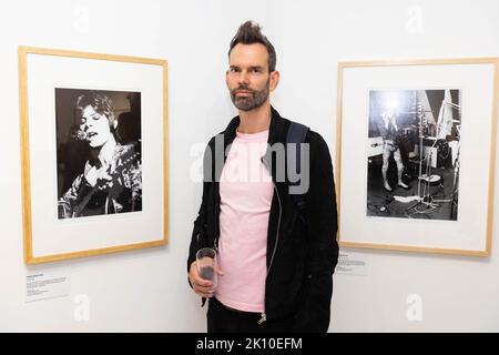 REDAKTIONELLE VERWENDUNG NUR Stefan Olsdal von Placebo besucht eine Ausstellung mit Fotos von Mick Rock aus Moonage Daydream - The Life and Times of Ziggy Stardust, Als Genesis Publications eine spezielle Jubiläumsausgabe des Buches veröffentlicht, um 50 Jahre seit Bowie veröffentlicht The Rise and Fall of Ziggy Stardust and the Spiders from Mars, in der Atlas Gallery in London. Ausgabedatum: Mittwoch, 14. September 2022. Stockfoto