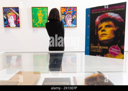 NUR FÜR REDAKTIONELLE VERWENDUNG Allgemeine Ansichten aus einer Fotoausstellung von Mick Rock aus Moonage Daydream - The Life and Times of Ziggy Stardust, Als Genesis Publications eine spezielle Jubiläumsausgabe des Buches veröffentlicht, um 50 Jahre seit Bowie veröffentlicht The Rise and Fall of Ziggy Stardust and the Spiders from Mars, in der Atlas Gallery in London. Ausgabedatum: Mittwoch, 14. September 2022. Stockfoto