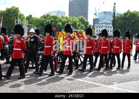 Am Mittwoch, dem 14. September, transportierte eine feierliche Prozession den Sarg Ihrer Majestät der Königin vom Buckingham Palace in die Westminster Hall in den Houses of Parliament , wo das Lügen-in-State begonnen hat. Ihre Majestät die Königin wird im Palace of Westminster bis Montag, den 19. September liegen. Mitglieder der Öffentlichkeit können besuchen, um Respekt zu zahlen. Stockfoto