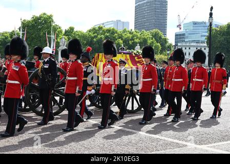 Am Mittwoch, dem 14. September, transportierte eine feierliche Prozession den Sarg Ihrer Majestät der Königin vom Buckingham Palace in die Westminster Hall in den Houses of Parliament , wo das Lügen-in-State begonnen hat. Ihre Majestät die Königin wird im Palace of Westminster bis Montag, den 19. September liegen. Mitglieder der Öffentlichkeit können besuchen, um Respekt zu zahlen. Stockfoto