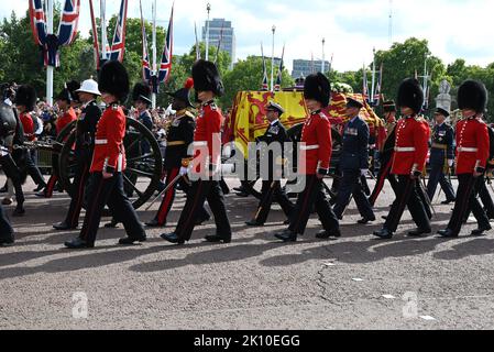 Am Mittwoch, dem 14. September, transportierte eine feierliche Prozession den Sarg Ihrer Majestät der Königin vom Buckingham Palace in die Westminster Hall in den Houses of Parliament , wo das Lügen-in-State begonnen hat. Ihre Majestät die Königin wird im Palace of Westminster bis Montag, den 19. September liegen. Mitglieder der Öffentlichkeit können besuchen, um Respekt zu zahlen. Stockfoto