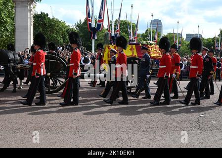 Am Mittwoch, dem 14. September, transportierte eine feierliche Prozession den Sarg Ihrer Majestät der Königin vom Buckingham Palace in die Westminster Hall in den Houses of Parliament , wo das Lügen-in-State begonnen hat. Ihre Majestät die Königin wird im Palace of Westminster bis Montag, den 19. September liegen. Mitglieder der Öffentlichkeit können besuchen, um Respekt zu zahlen. Stockfoto