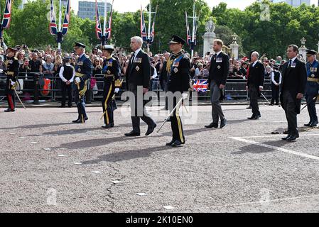 Am Mittwoch, dem 14. September, transportierte eine feierliche Prozession den Sarg Ihrer Majestät der Königin vom Buckingham Palace in die Westminster Hall in den Houses of Parliament , wo das Lügen-in-State begonnen hat. Ihre Majestät die Königin wird im Palace of Westminster bis Montag, den 19. September liegen. Mitglieder der Öffentlichkeit können besuchen, um Respekt zu zahlen. Stockfoto