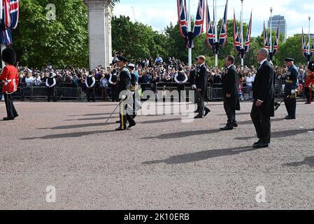 Am Mittwoch, dem 14. September, transportierte eine feierliche Prozession den Sarg Ihrer Majestät der Königin vom Buckingham Palace in die Westminster Hall in den Houses of Parliament , wo das Lügen-in-State begonnen hat. Ihre Majestät die Königin wird im Palace of Westminster bis Montag, den 19. September liegen. Mitglieder der Öffentlichkeit können besuchen, um Respekt zu zahlen. Stockfoto