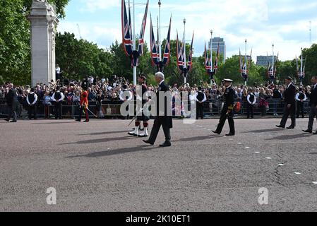 Am Mittwoch, dem 14. September, transportierte eine feierliche Prozession den Sarg Ihrer Majestät der Königin vom Buckingham Palace in die Westminster Hall in den Houses of Parliament , wo das Lügen-in-State begonnen hat. Ihre Majestät die Königin wird im Palace of Westminster bis Montag, den 19. September liegen. Mitglieder der Öffentlichkeit können besuchen, um Respekt zu zahlen. Stockfoto