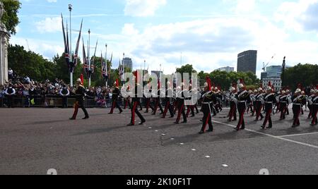 Am Mittwoch, dem 14. September, transportierte eine feierliche Prozession den Sarg Ihrer Majestät der Königin vom Buckingham Palace in die Westminster Hall in den Houses of Parliament , wo das Lügen-in-State begonnen hat. Ihre Majestät die Königin wird im Palace of Westminster bis Montag, den 19. September liegen. Mitglieder der Öffentlichkeit können besuchen, um Respekt zu zahlen. Stockfoto