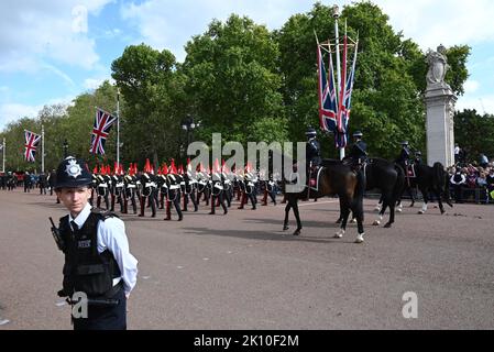 Am Mittwoch, dem 14. September, transportierte eine feierliche Prozession den Sarg Ihrer Majestät der Königin vom Buckingham Palace in die Westminster Hall in den Houses of Parliament , wo das Lügen-in-State begonnen hat. Ihre Majestät die Königin wird im Palace of Westminster bis Montag, den 19. September liegen. Mitglieder der Öffentlichkeit können besuchen, um Respekt zu zahlen. Stockfoto