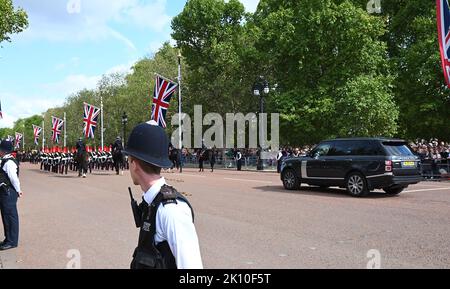 Am Mittwoch, dem 14. September, transportierte eine feierliche Prozession den Sarg Ihrer Majestät der Königin vom Buckingham Palace in die Westminster Hall in den Houses of Parliament , wo das Lügen-in-State begonnen hat. Ihre Majestät die Königin wird im Palace of Westminster bis Montag, den 19. September liegen. Mitglieder der Öffentlichkeit können besuchen, um Respekt zu zahlen. Stockfoto